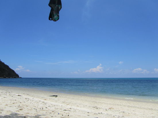 Schon gewaltig - nnnnnnnnnnnnnnein - nicht die einsame Traumbucht sodern natuerlich der Bikini von Susi der da zum trocknen haengt.....