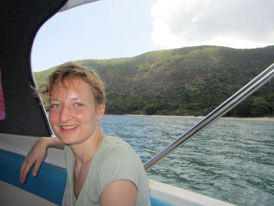 So ein Tag im Wasser und im Meer macht mmmmmmmmmmmmmmmmmmmmuuede und hungerig - also los Kapitaen zurueck zum Eiland!