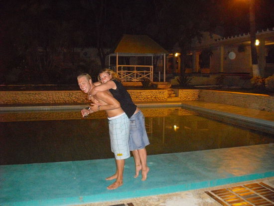 Feucht froehlich am Pool