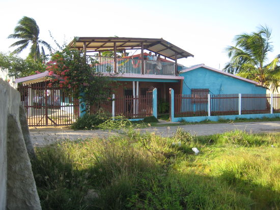 Anita und unsere Gastgeber auf dem Balkon unserer Posada