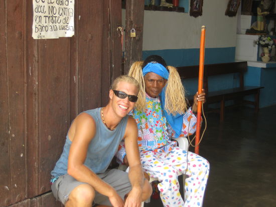 Am Eingang der Kirche mit einem alten Teufel