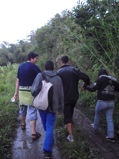 Auf dem Weg in das Dorf
