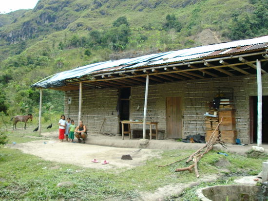 Mit den drei wegweisenden Kindern vor ihrem Haus