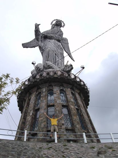 Vor der Engelsstatue