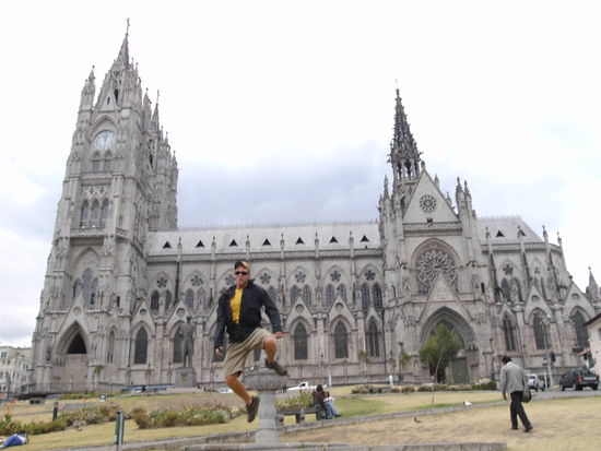 Luftsprung vor der Kirche