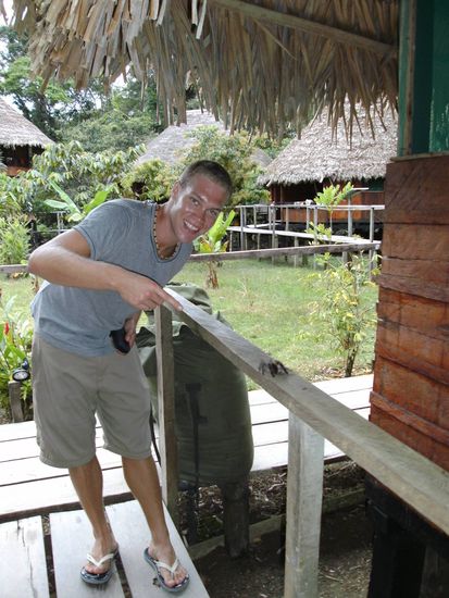 Herzlicher Empfang einer Tarantel im Camp und im Hintergrund sieht man die Bungalows