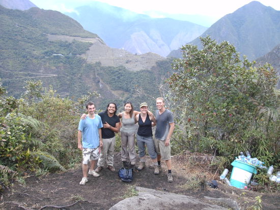 Auf dem Gipfel und im Hintergrund sieht man Machu Picchu