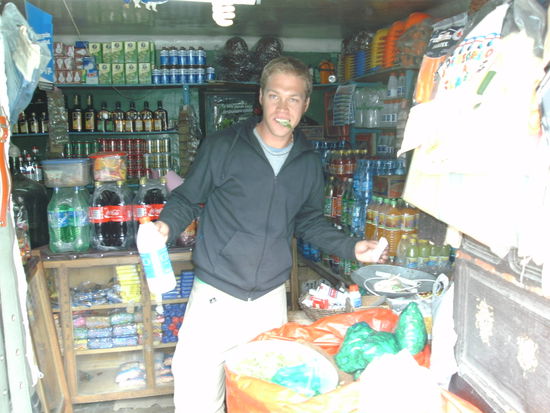 Mit hochprozentigem und Kokablaettern in einem der Shops, in denen die " Kumpels " sich eindecken