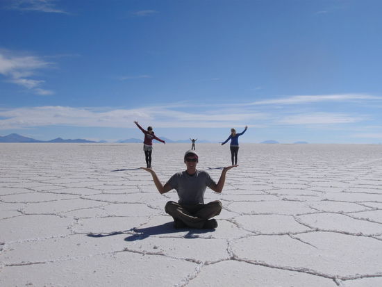 Hier balanciere ich gerade die Elli und die Hanna auf Haenden und die Yuen auf dem Kopf