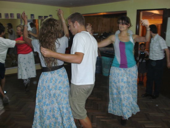 Hier in der Volkstanzstunde...