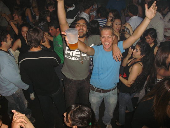 Andres und ich im Nightlife von Esquel