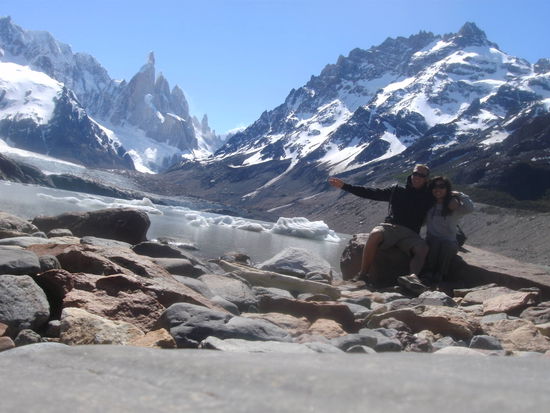 Yuen und ich am Ufer des Sees und die spitzen Berge stellen den Cerro Torre dar