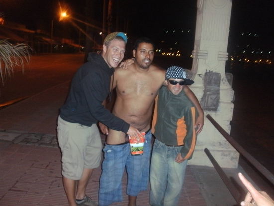 Mit dem halbnackten Julio und einem netten Karton Wein in der Rechten...der andere typ war zwar kein Fischer, aber auch ein Unikat...