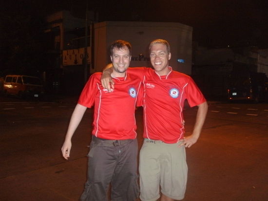 Nach dem Spiel konnten wir einfach nicht wiederstehen und kauften uns je ein Trikot der Argentinos Juniors