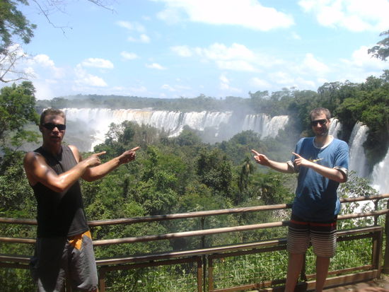 Bienvenidos an den Iguazu - Wasserfaellen