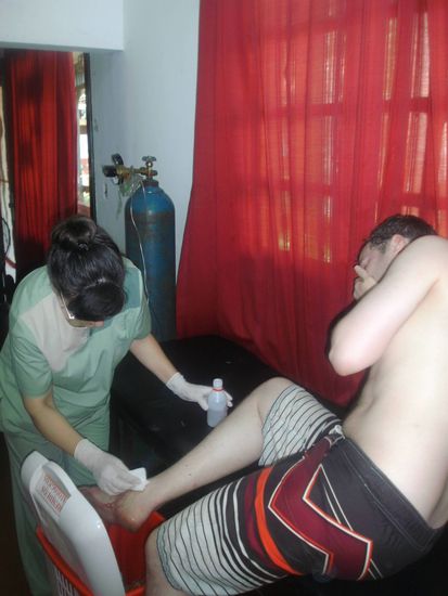 Die herzlose Krankenschwester beim saeubern von Benys Wunde