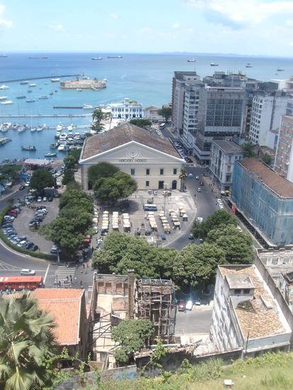 Hinter dem Mercado Modelo ( Das Gebaeude in der Mitte ) sieht man das blau - weisse Hafengebaeude von dem wir die Faehre nach Morro de Sau Paulo bestiegen.