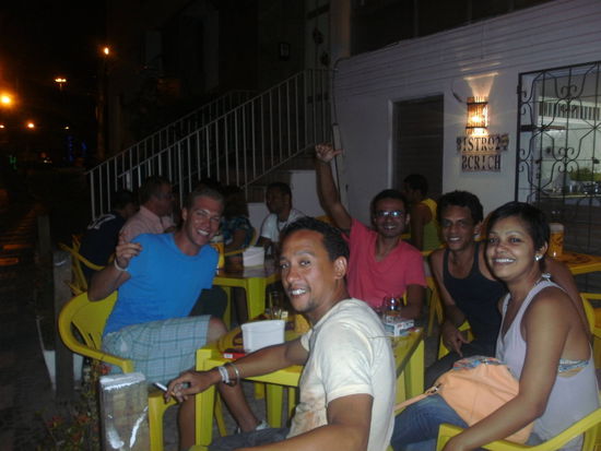 Der Typ in der Mitte ist der Gal und die anderen waren vom Hostel