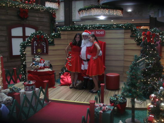 Papa Noel mit zwei seiner Elfen