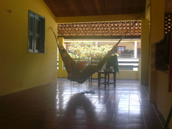 Schlechtes Foto, aber ich liege in der Haengematte auf dem Balkon, in der ich mehrere Stunden mit lesen am Tag oder schlafen in der Nacht verbringe...