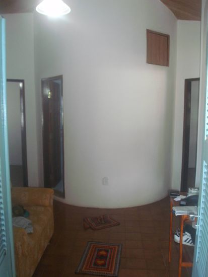 Der Eingangbereich, links gehts zu 2 der Schlafzimmern und dem Bad, rechts zu einem weiteren Schlafzimmer und zur Kueche