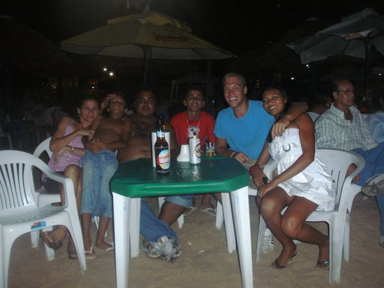 In der Strandbar mit der ganzen Familie