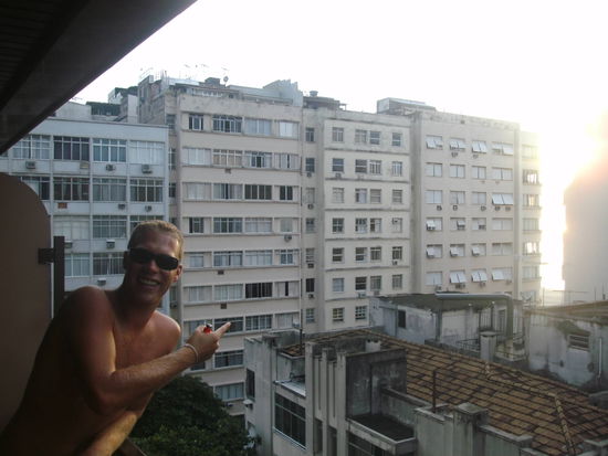 Aussicht von unserem Balkon und durch den kleinen sonnendurchfluteten Spalt konnte man die Copacabana sehen