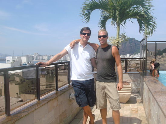 Dominik und ich auf der Hotelterrasse