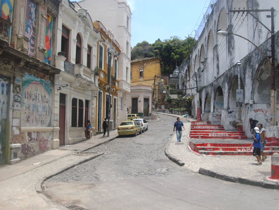 Links befindet sich der Eingang zur Samba Villa und rechts unter der Bruecke lagen die Obdachlosen