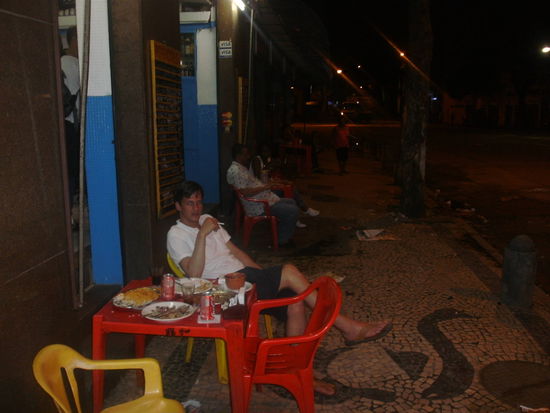 Dominik vor dem rattenverseuchten Restaurant...von links Oben viel das Ding direkt neben unseren Tisch