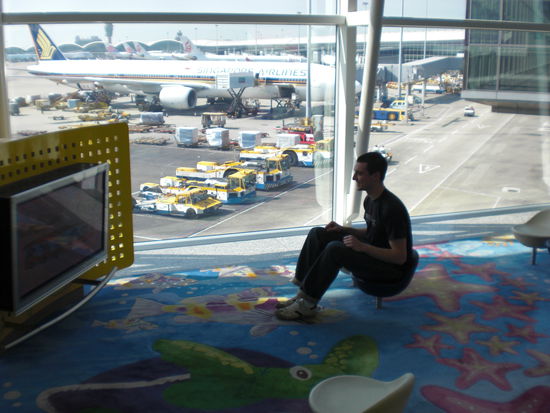 Altersgemaesser Zeitvertreib am Hong Kong International Airport