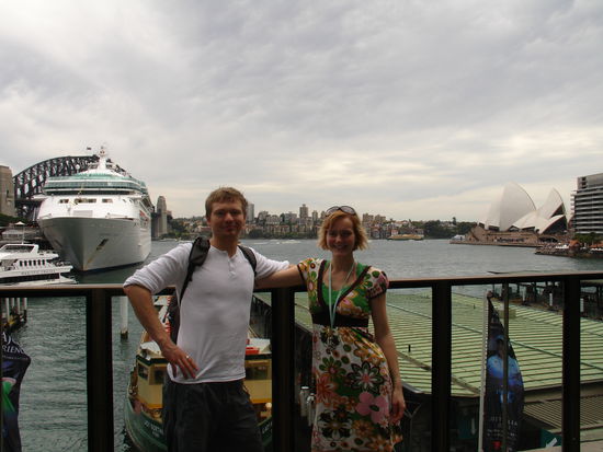 Am Hafen von Sydney
Im Hintergrund links die Harbour-Bridge und rechts die beruehmte Oper
