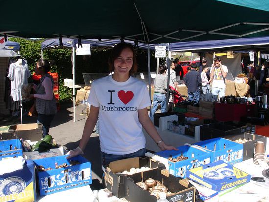 Daisy auf dem Markt beim Pilze verkaufen..."I love Mushrooms"

