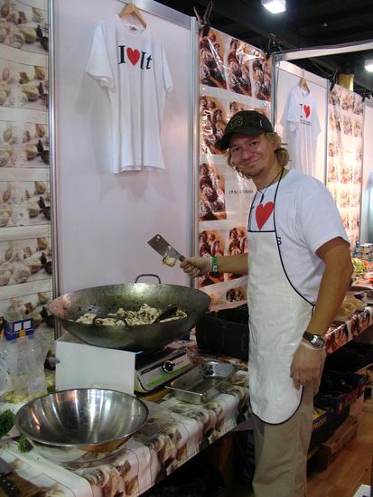 Andy am Riesen-Wok auf der EKKA 
- 8 kg Pilze wurden hier in 10 Minuten gekocht - 
mmhhhh, Yummiiie