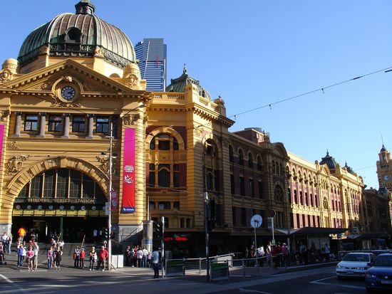 Die Flinder-Street-Station, der aelteste Bahnhof in Melbourne - sehr antik und sehr chiq