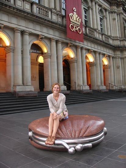 Daisy hockt auf dem Portemonaie in einer Einkaufsmeile - ja nix ausgeben, wir sind schliesslich Backpacker 
