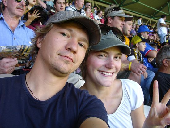 Im Etihad-Stadium (ehemals Telstra-Dom) beim Fiebern und Warten auf das Football-Spiel...