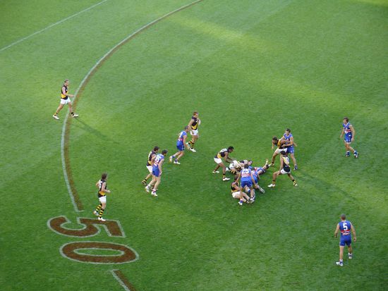 So wird "Footy" gespielt! 
Da wird um das Ei gerangelt, geschubst und aufeinander gestuerzt...echter Maennersport eben! 
- Nicht so ein Turnbeutelvergesser-Verein wie beim Fussballspielen in Europa - 