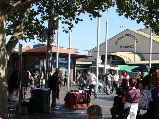 Beim Queen Victoria Market
- wo wir bei italienischem Cappucino und amerikanischen Doughnuts den Klaengen von mexikanisch-indianischen Strassenmusikern zugehoert haben -
