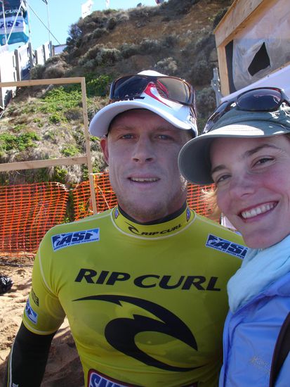 Hier ist Daisy mit dem australischen Top-Profi-Surfer und Weltmeister 2007 Mick Fanning. Quasi ein Nationalheld hier. Kelly Slater, die SURFLEGENDE schlecht hin, war schon in der 2. Runde rausgeflogen. Die Welle hatte ihn geschluckt.