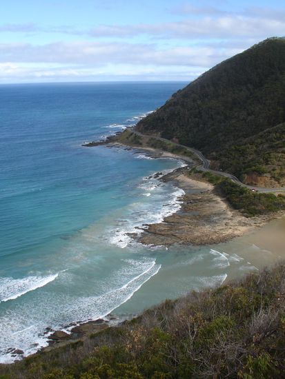 ...die 345 km, ein-bis zweispurige Strasse windet sich an endlosen Straenden und steilen Klippen entlang...