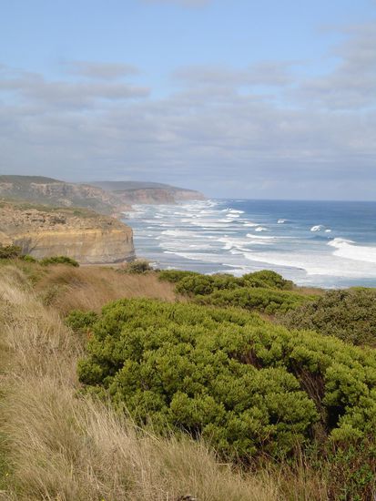 Hier noch an den Gibson Steps, 
naehern wir uns den weltberuehmten 12 Aposteln. Diese sind die bekanntesten Felsformationen im Ocean, entstanden ueber 1000 Jahre durch Wind und Wasser an einem atemberaubenden Strand.
