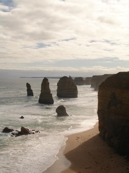 da sind sie... genaugenommen sind es schon lange nicht mehr 12, da viele schon vor Jahren eingebrochen sind.
Der letzte ist 2005 eingestuerzt (vorne), somit sind es nur noch 6.