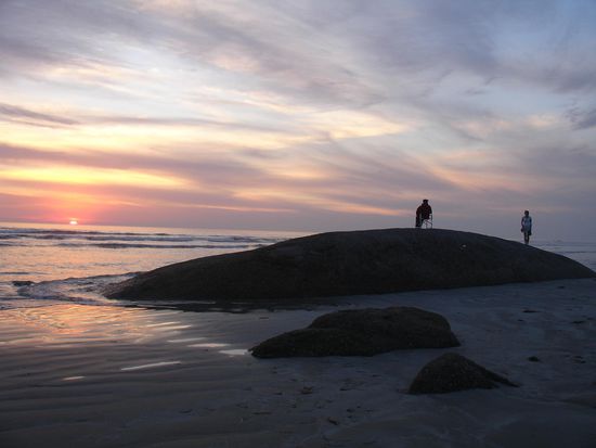 Wunderschoen bei Sonnenuntergang...
Der grosse Stein schaut aus wie ein Walbuckel nicht?