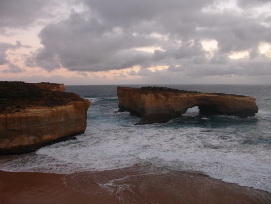 - Die London-Bridge -
War mal wirklich ein Bruecke, ist aber inzwischen gebrochen, damals kamen 2 Menschen ums Leben und 12 mussten mit dem Helikopter von der anderen Seite gerettet werden