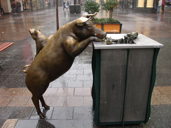 Bronzefiguren der besonderen Art in der verregneten Shopping-mall