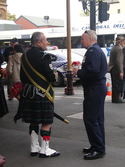 Am ANZAC-Day (Nationaler Militaer-Feiertag) war die Stadt voll von alten Militaer-Veteranen der unterschiedlichsten Sorten. ...leider auch mit Regen
