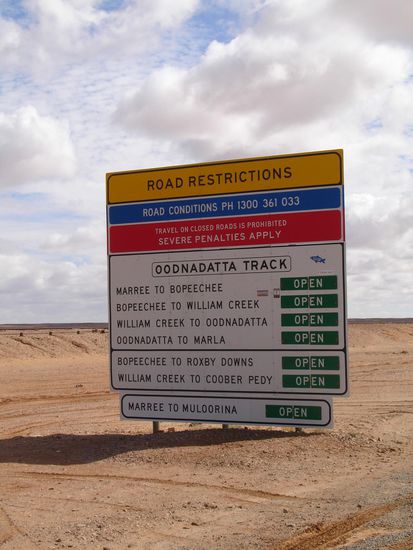- Der "Eingang" des Oodnadatta Tracks -
Solche Schilder sind ueberall da, wo es in die abgelegenen Offroad-Strecken geht, man sollte auch vorher schon immer bei Informationszentren nachfragen, ob die Strassen ueberhaupt offen sind - Ganz Wichtig!