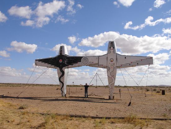- Der Skulpturen-Park zu Beginn des Oodnadatta Tracks - 
Hier hat sich ein Kuenstler mit Flugzeugen und allem moeglichen Fundskram ausgelassen!