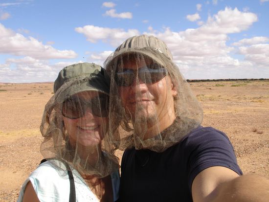 Ja ja, die Fliegennetze waren Gold wert!
Es gibt sobald man in die trockenen Gebiete faehrt Millionen von Fliegen, die an dir kleben, wie an einer Kuh...aetzend!